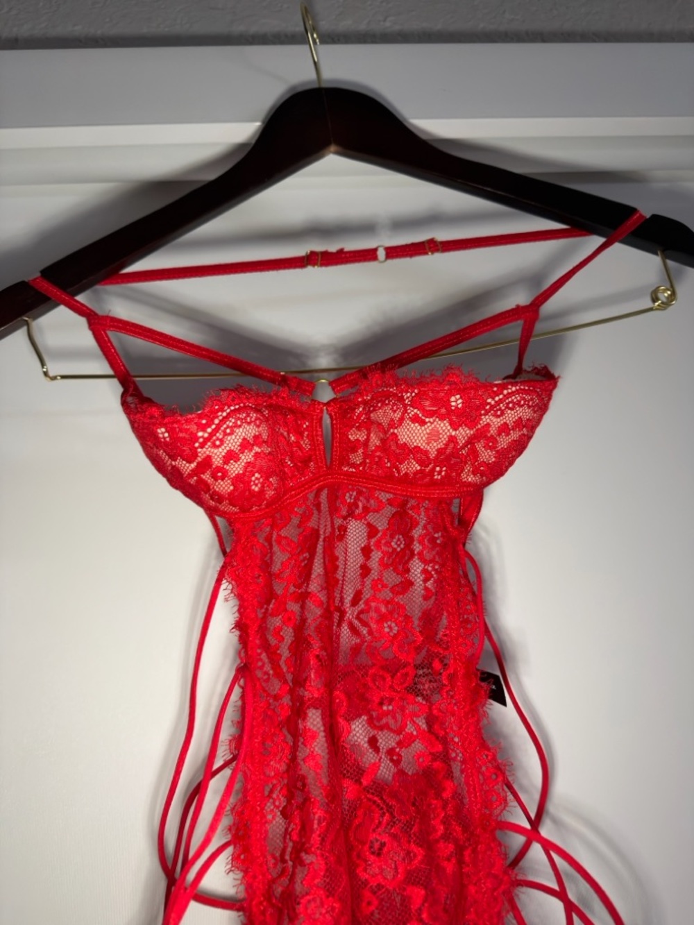 Red Lace - Picture 3 of 9